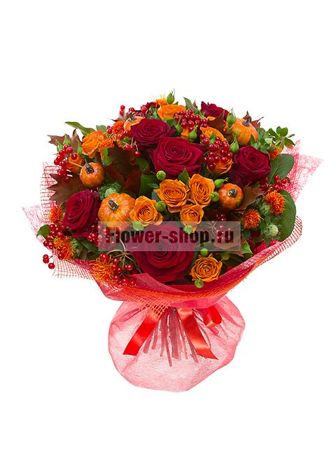 Букет из роз с ягодами калины и декоративными тыквами «Рябиновые бусы»
