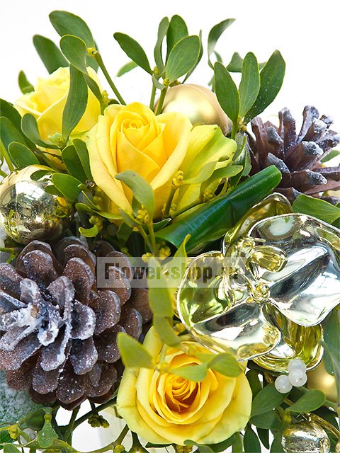 Новогодняя композиция с розами и омелой в вазе «Бокал игристого»