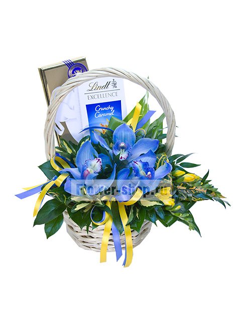 Корзина с синей орхидеей и шоколадом «Сладкий привет»
