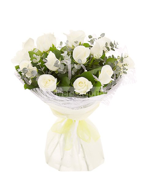 Букет из белых роз и зелени «Персей»