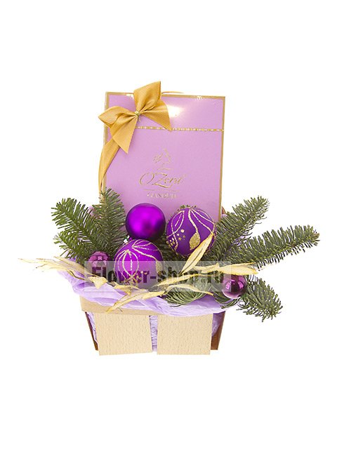 Новогодняя корзина с еловыми ветками  и коробкой конфет «Лиловый презент»
