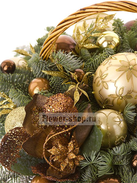 Новогодняя корзина с еловыми ветками «Золотые искры»