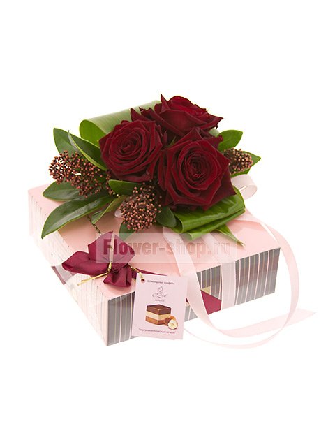 Композиция «Сладкий комплимент» с розами и конфетами