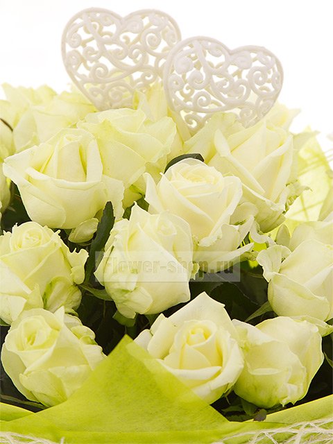 Букет из белых роз с сердечками «Тебе одной»