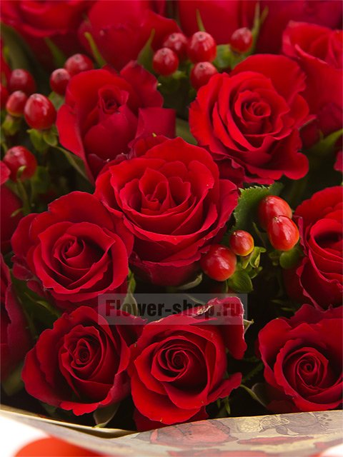 Букет из красных роз и гиперикума «Рубин»