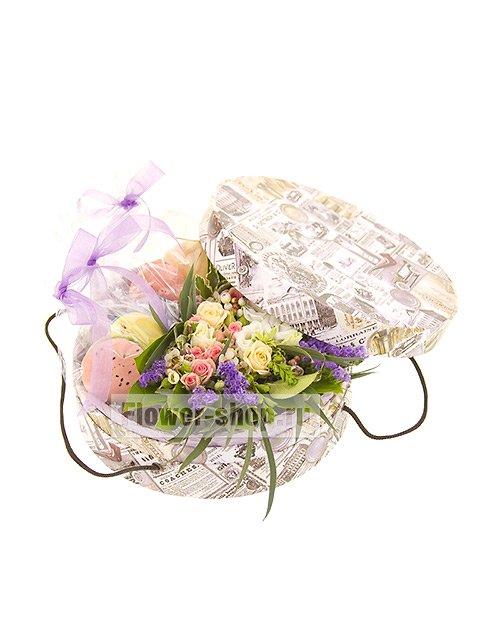 Коробка с цветами и макарони «Элен»