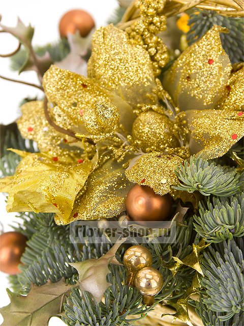 Новогодняя корзина с еловыми ветками «Золотой цветок»