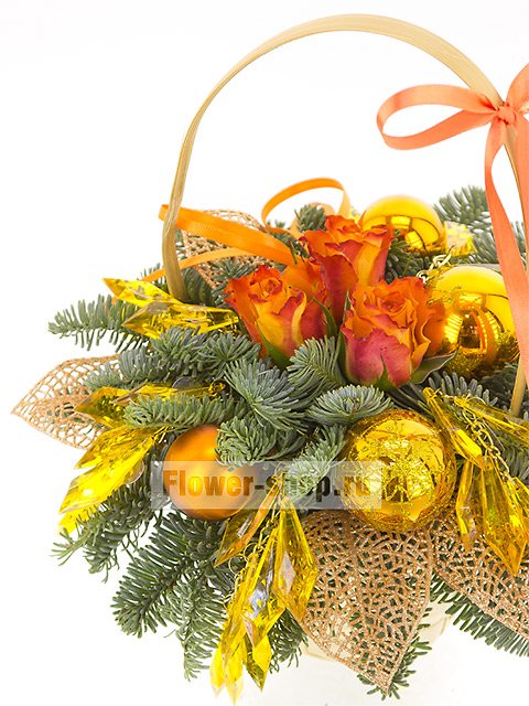 Новогодняя корзина с розами и еловыми ветками «Янтарная россыпь»