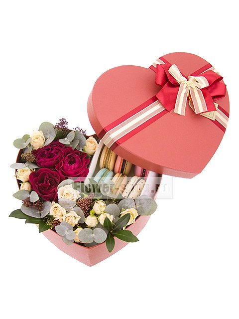 Коробка с цветами и макарони «Сладкие чувства»