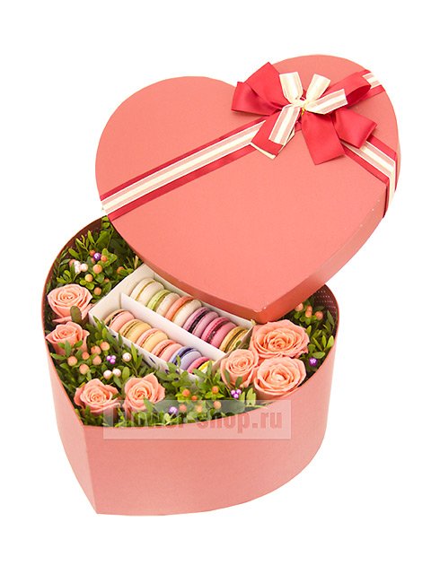 Коробка с цветами и макарони «Цветочное сердце»