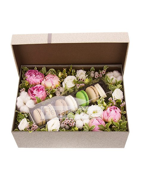 Коробка с цветами и печеньем «Пионы и макарони»
