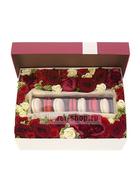Коробка с цветами и макарони «Пирожно-цветочный комплимент»