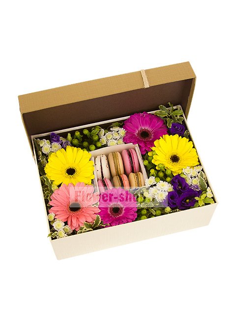 Коробка с цветами и макарони «Яркий сюрприз»