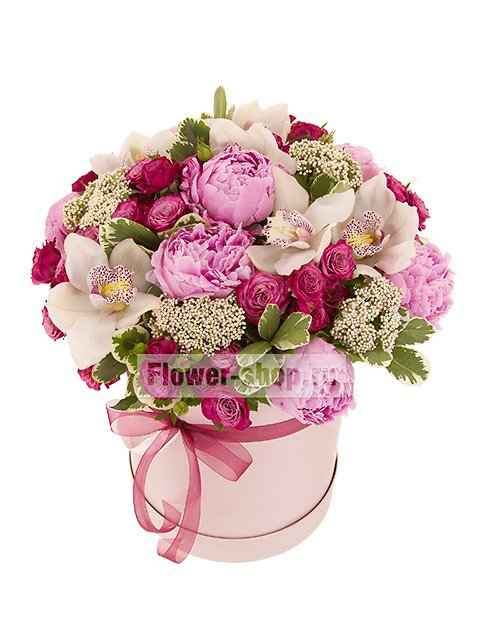 Букет из пионов, роз и орхидей в шляпной коробке «Мадонна»
