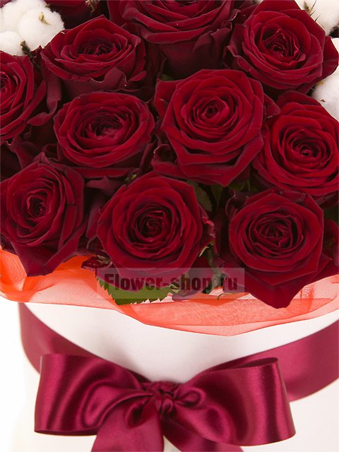 31 бордовая роза с хлопком в шляпной коробке