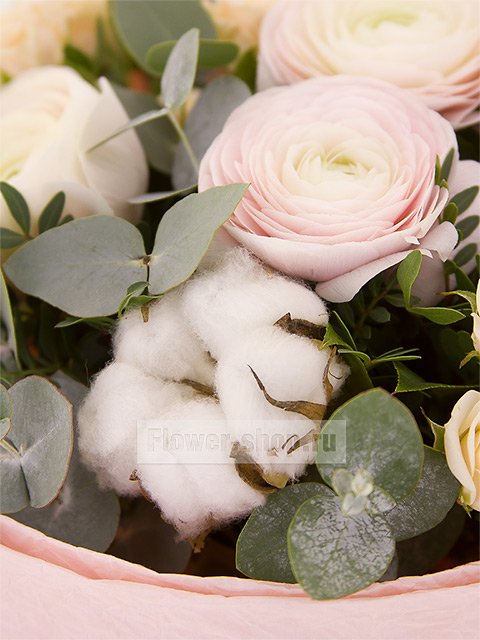 Букет с ранункулюсами и кустовыми розами «Мисс»