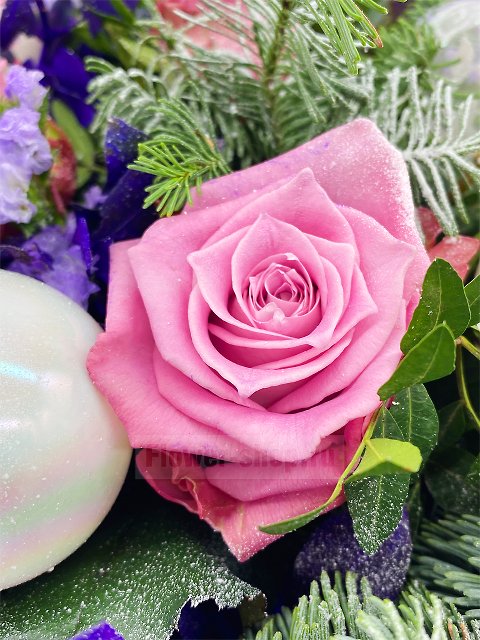 Зимний букет из роз и орхидей «Космос»