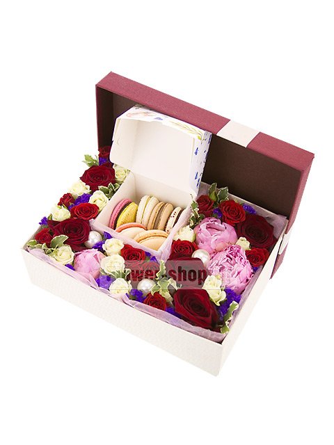 Коробка с цветами и макарони «Моншери»