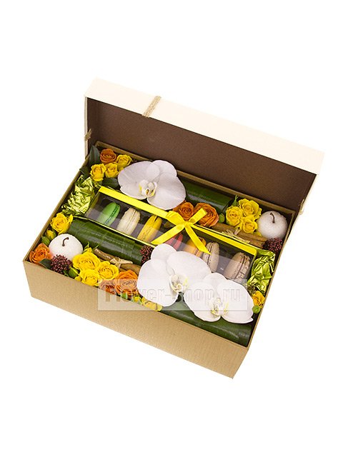 Коробка с цветами и печеньем «Воздушные макарони»