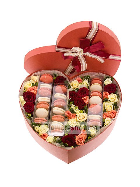 Композиция в коробке из роз с пирожными макарони «Огромная любовь»