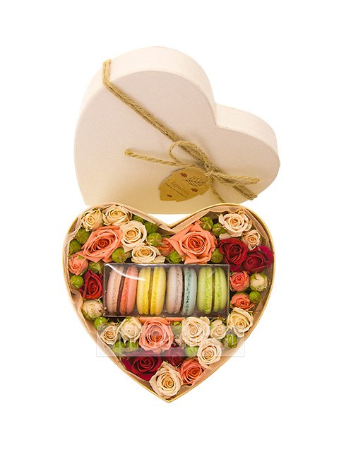 Композиция с розами и пирожными макарони «Любимой сладкоежке»