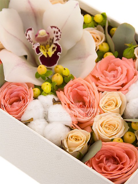Композиция из роз, орхидей и хлопка «Цветочный орнамент»
