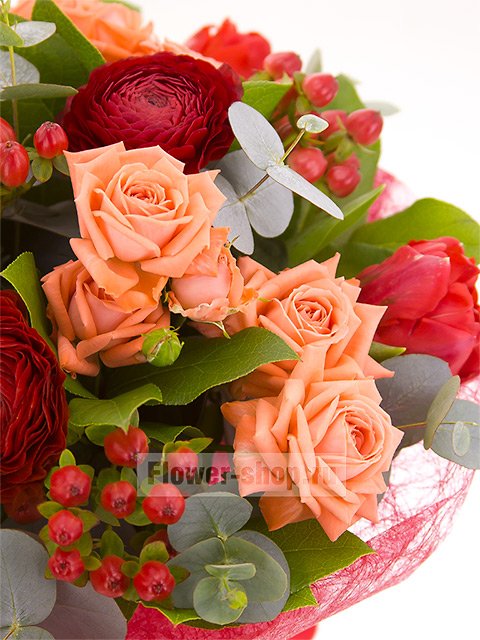 Букет с розами, тюльпанами и ранункулюсами «Барбарис»