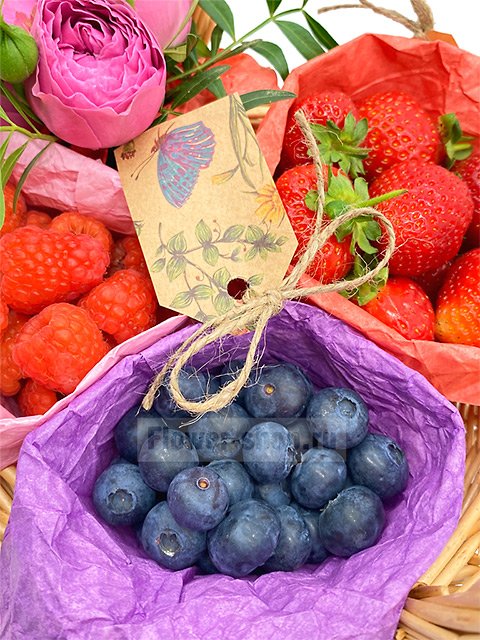 Корзина с ягодами и цветами «Ягодный сбор»