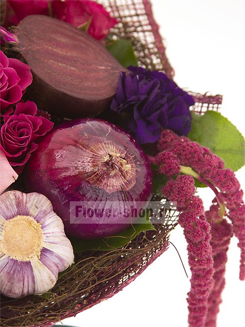 Букет с розами, гвоздиками и овощами «Свекольник»