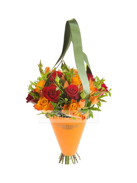 Букет из красных и рыжих роз в конусе «Долорес»
