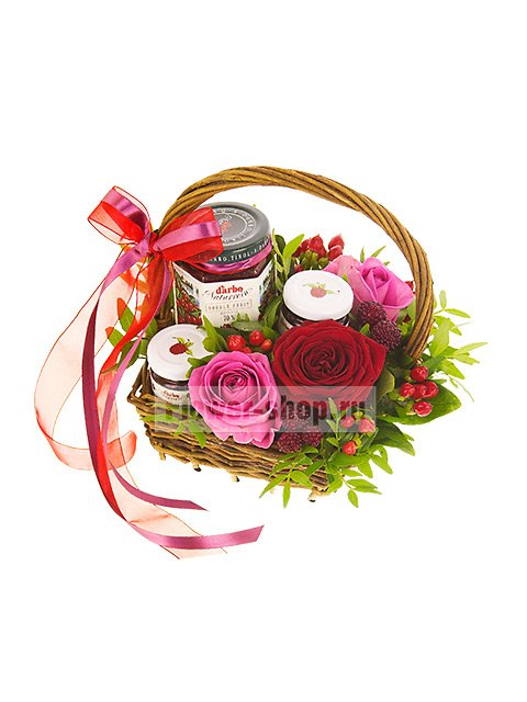 Цветочная корзинка с розами и вареньем «Конфитюр»