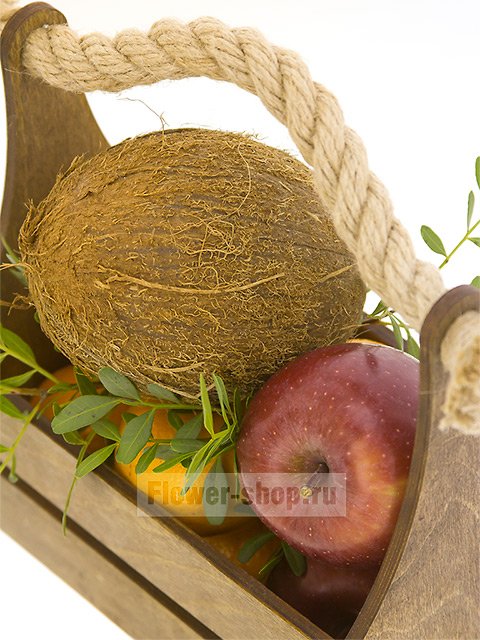 Композиция с фруктами и кокосовым орехом «Крепкий орешек»