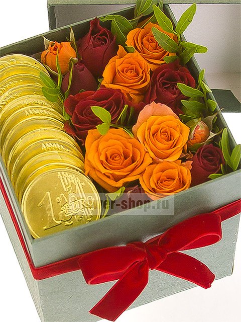 Композиция с розами в коробке «Золотая дюжина»