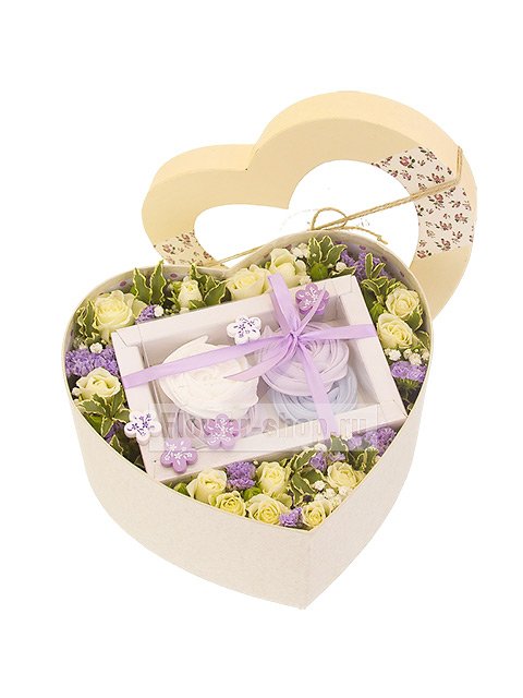 Коробка с цветами и меренгами «Сладкие моменты»