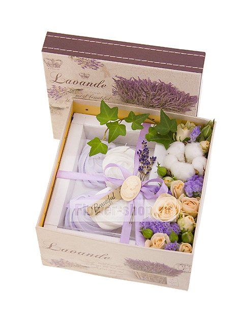 Коробка с цветами и меренгами «Абрис»