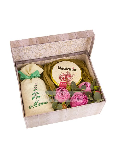 Композиция из кустовых роз в коробке «Мята и мед»