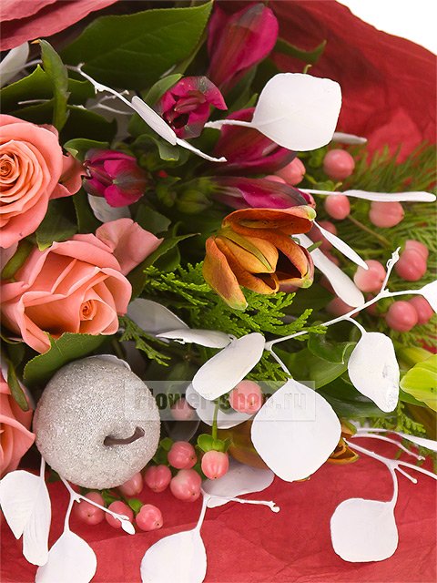 Букет из роз, лилий и альстромерий «Морозный день»