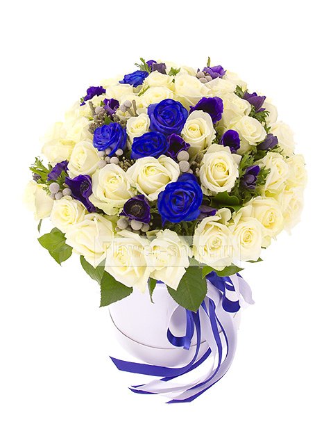 Букет из белых и синих роз, анемонов и брунии в шляпной коробке «Ледник»