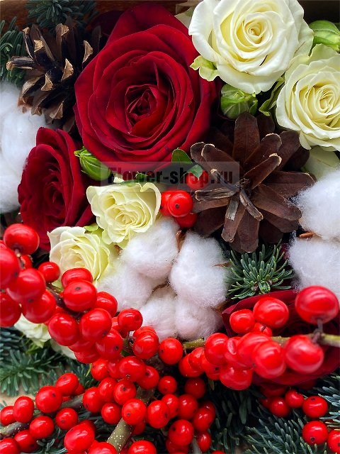 Зимний букет из еловых веток, роз и хлопка «Таёжная сказка»