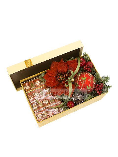 Новогодняя композиция в коробке с еловыми ветками и шоколадом «Вкус праздника»