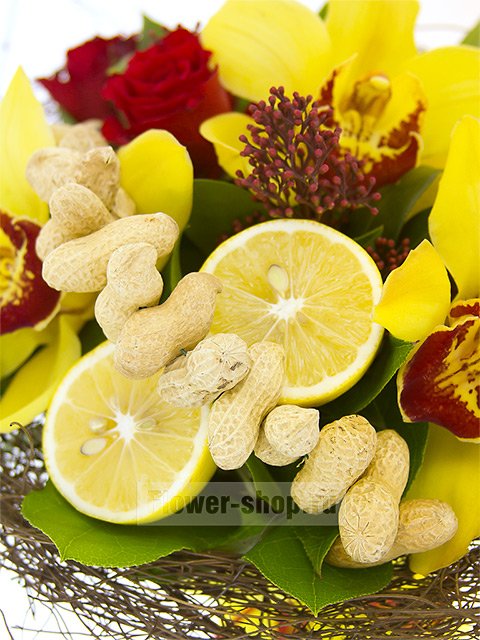 Букет из роз и орхидей с лимонами и орешками «Арахис»