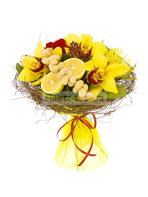 Букет из роз и орхидей с лимонами и орешками «Арахис»