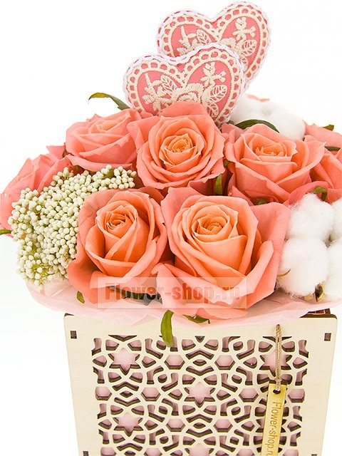 Букет с коралловыми розами и хлопком в коробке «Глазурь»