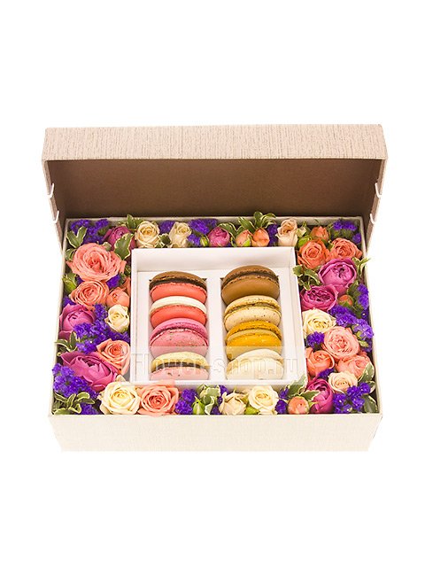 Композиция из роз с пирожными в коробке «Макарони с цветами»