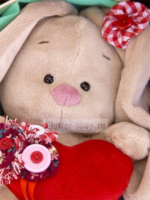 Розы со сладостями и мягкой игрушкой в коробке «Заюша»