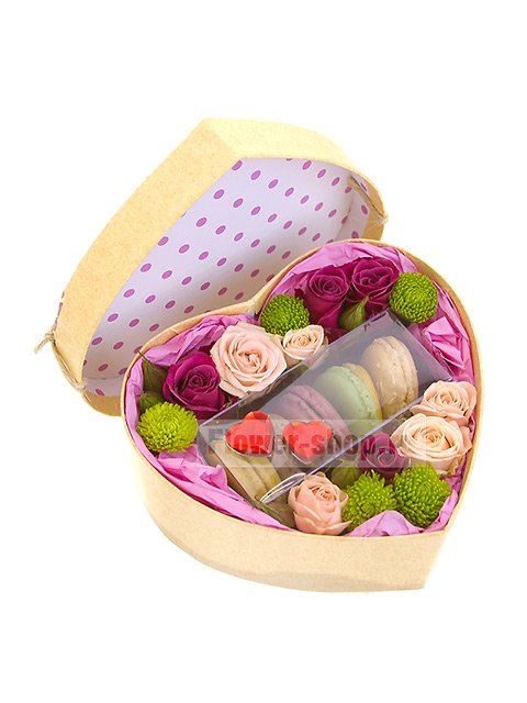 Композиция из роз и хризантем в коробке «Сердечко»