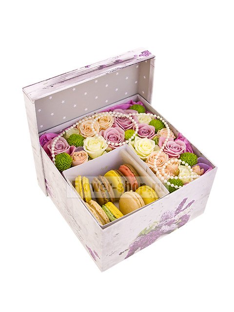 Розы и макарони в коробке «Насладиссимо»