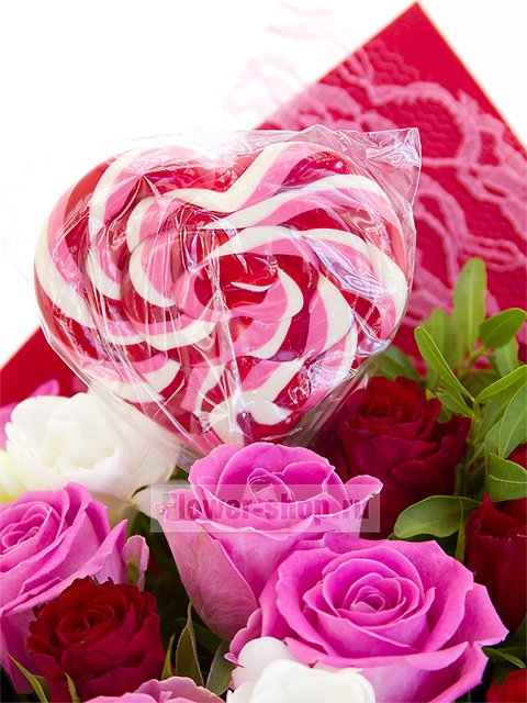 Букет из роз и фрезий с леденцом «Свитти»