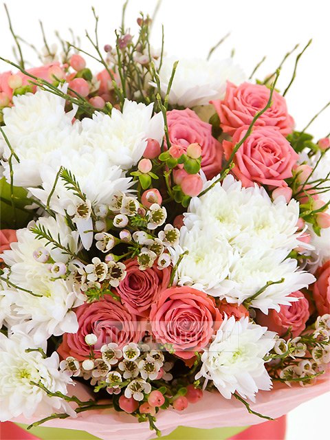 Букет с кустовыми розами и хризантемами «Рикотта»