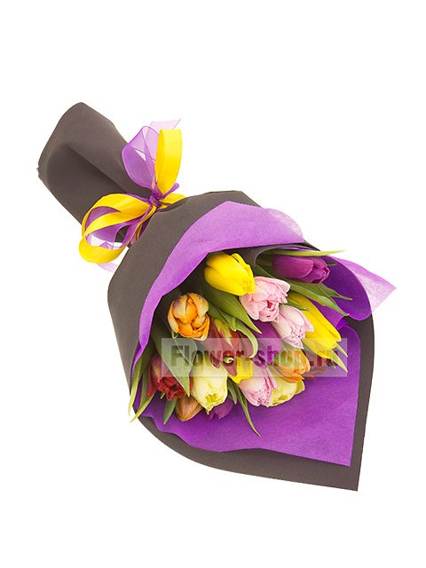 Букет из 17 разноцветных тюльпанов